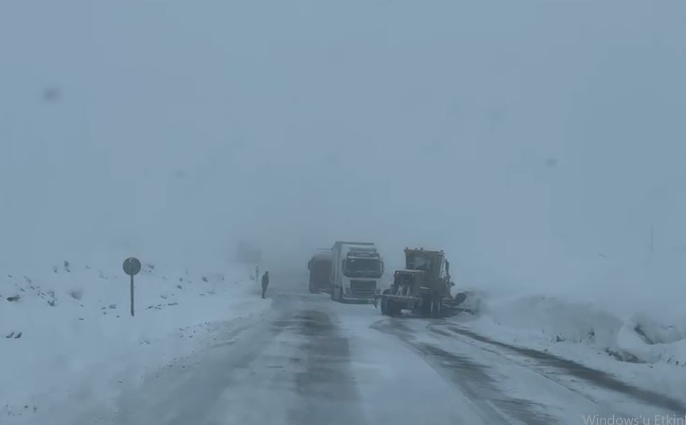 Ardahan’da ulaşıma kar ve tipi engeli
