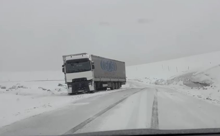 Ardahan’ın yüksek kesimlerinde kar ve tipi ulaşımı aksatıyor
