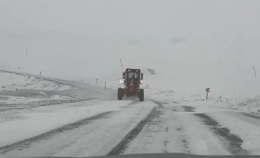 Ardahan’ın yüksek kesimlerinde kar ve tipi ulaşımı aksatıyor
