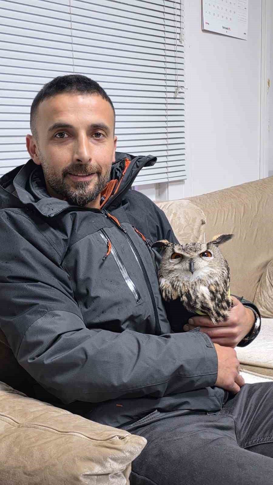 Ardanuç’ta tellere takılan baykuşu İl Özel İdaresi ekipleri kurtardı
