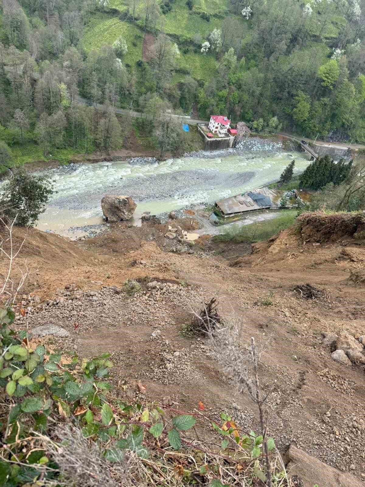 Ardeşen’de korkutan heyelan
