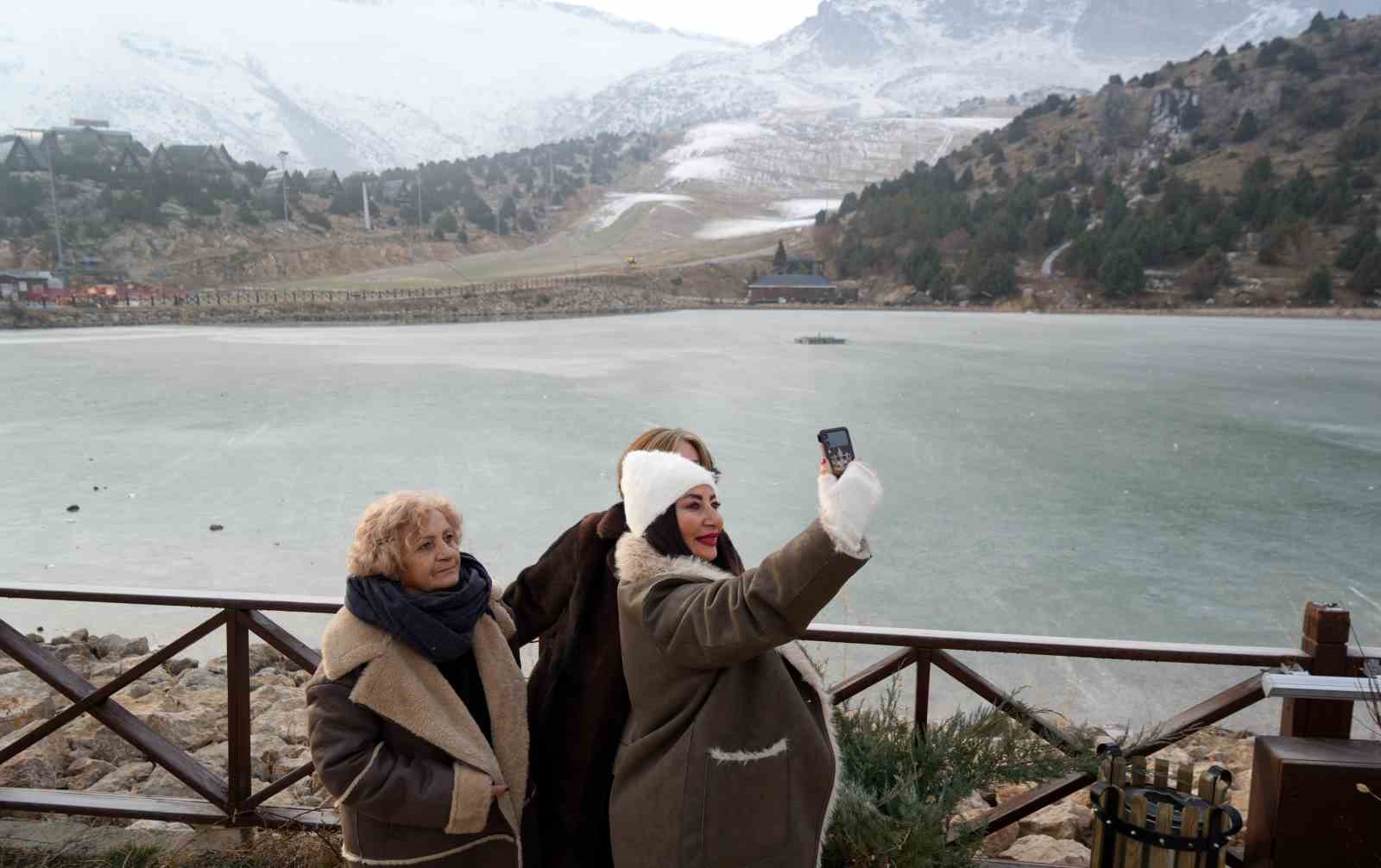 Ardıçlı Gölü buzla kaplandı
