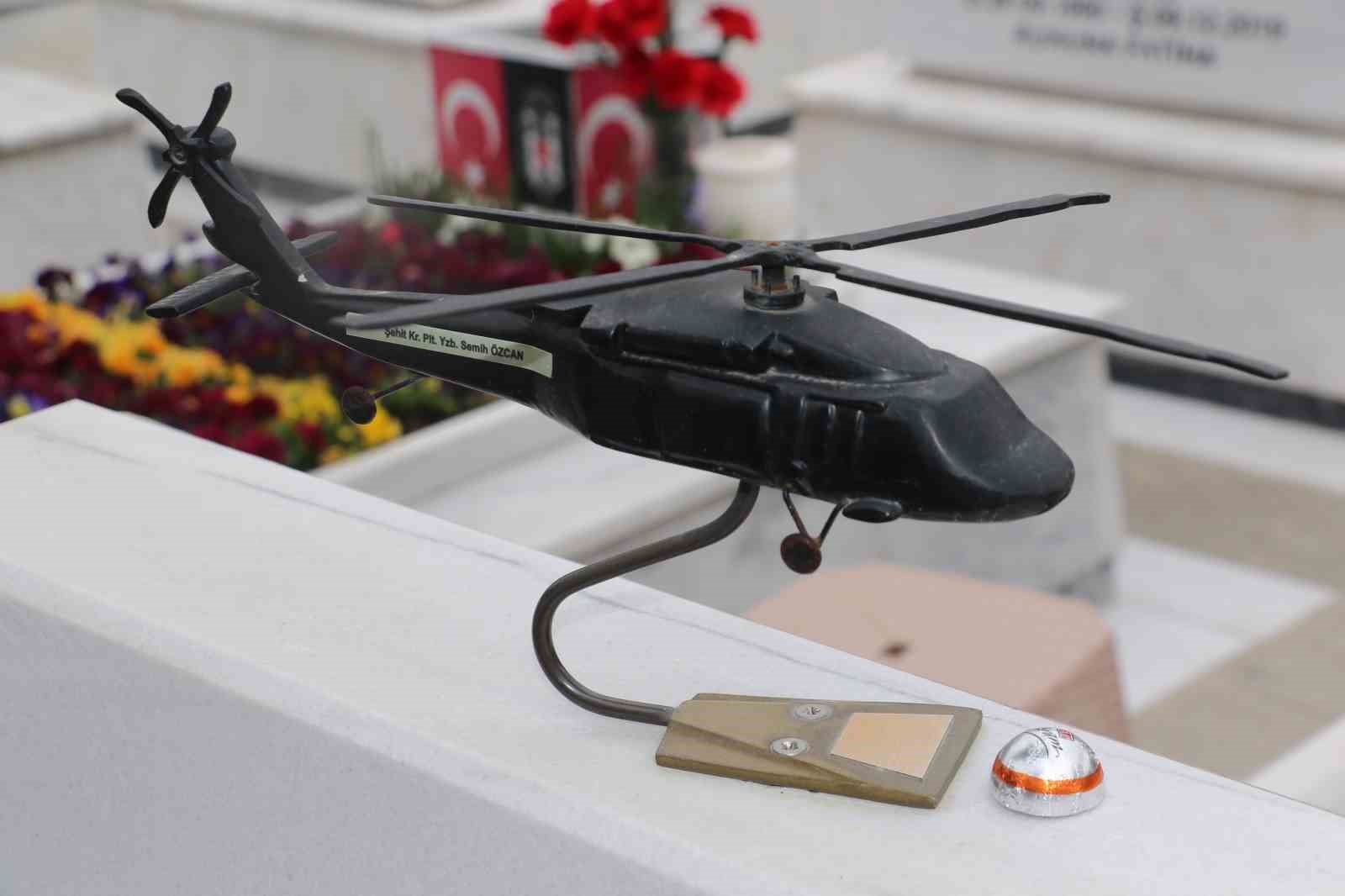 Arefe gününde Cebeci Askeri Şehitliği’ni ziyaret eden aileler şehitlerin kabirleri başında dua etti
