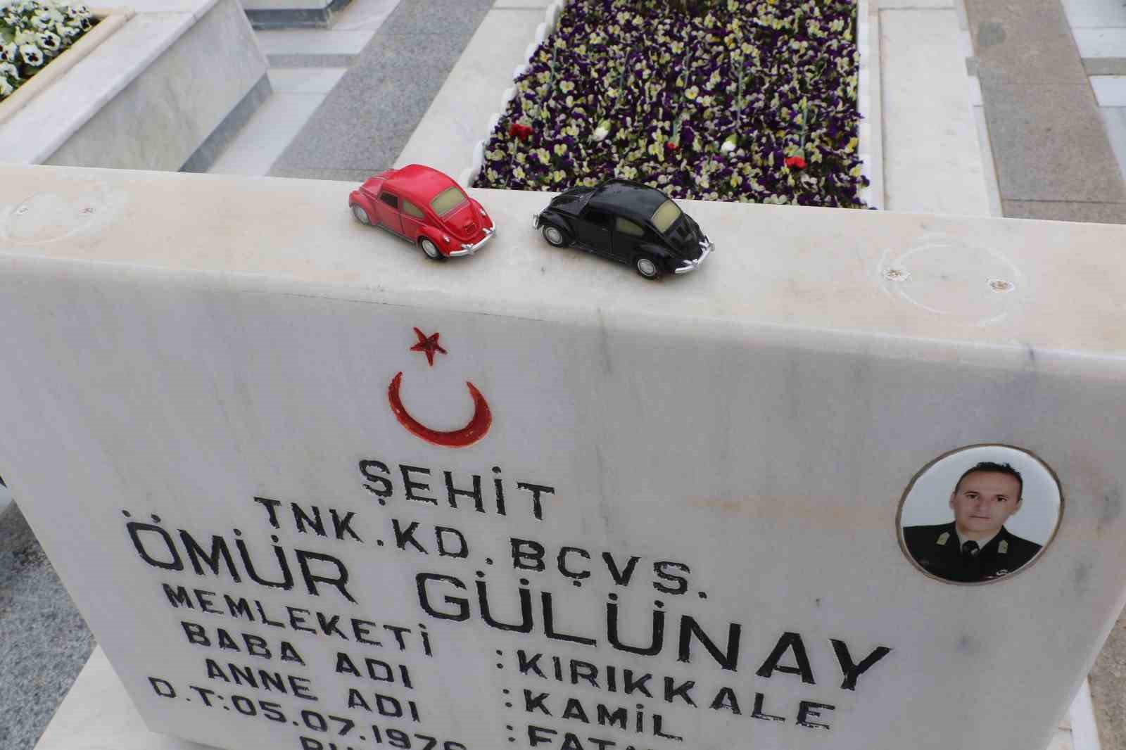 Arefe gününde Cebeci Askeri Şehitliği’ni ziyaret eden aileler şehitlerin kabirleri başında dua etti
