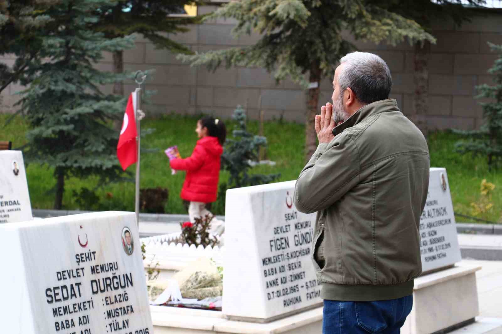 Arefe gününde Cebeci Askeri Şehitliği’ni ziyaret eden aileler şehitlerin kabirleri başında dua etti
