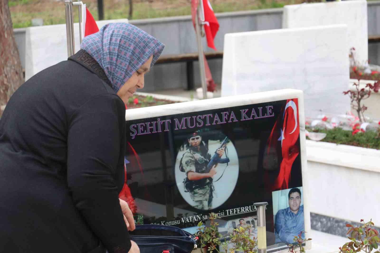 Arefe gününde Cebeci Askeri Şehitliği’ni ziyaret eden aileler şehitlerin kabirleri başında dua etti
