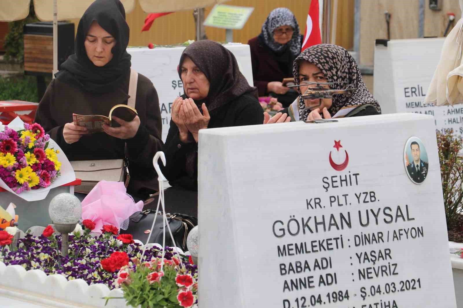 Arefe gününde Cebeci Askeri Şehitliği’ni ziyaret eden aileler şehitlerin kabirleri başında dua etti
