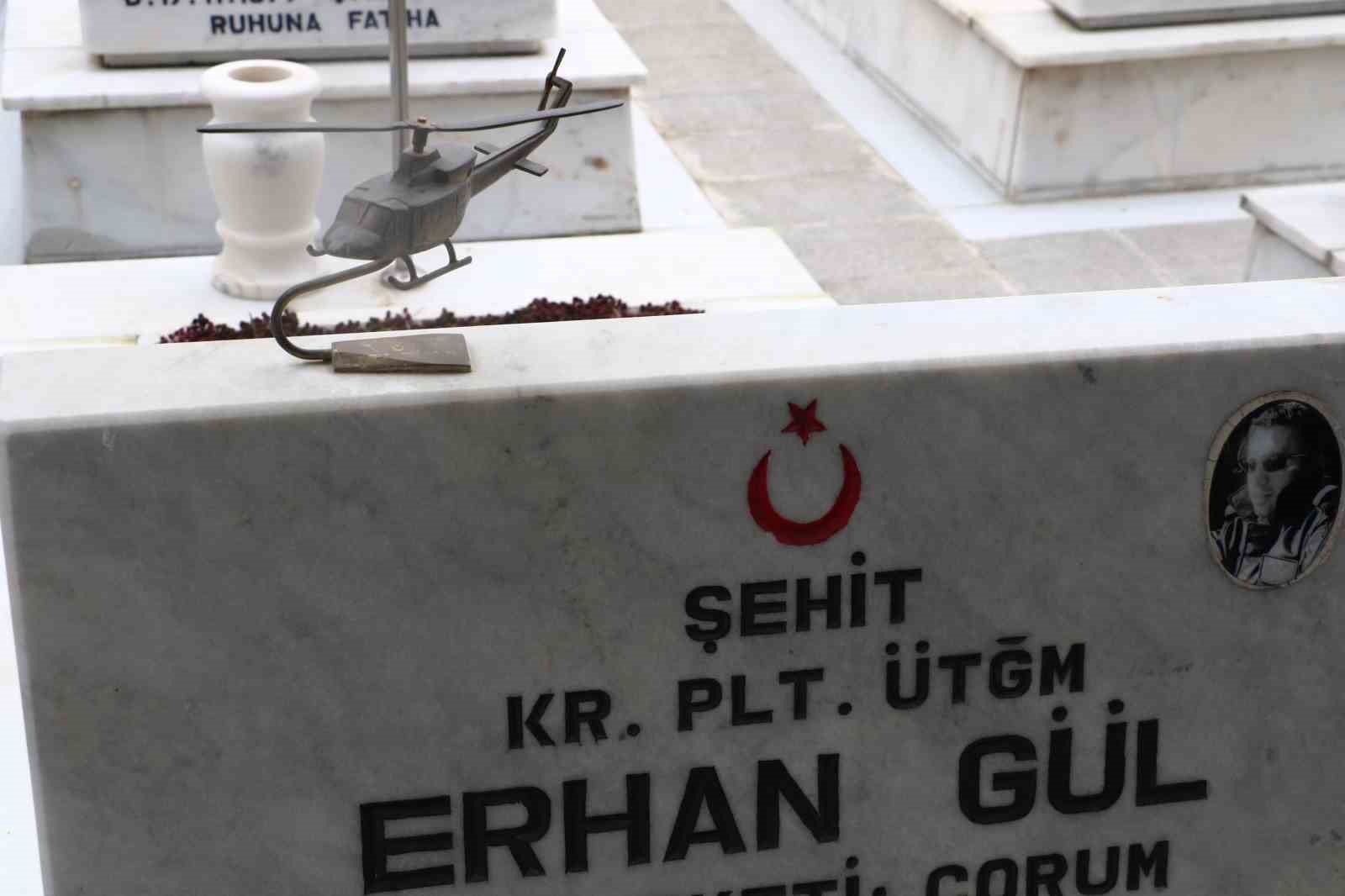 Arefe gününde Cebeci Askeri Şehitliği’ni ziyaret eden aileler şehitlerin kabirleri başında dua etti
