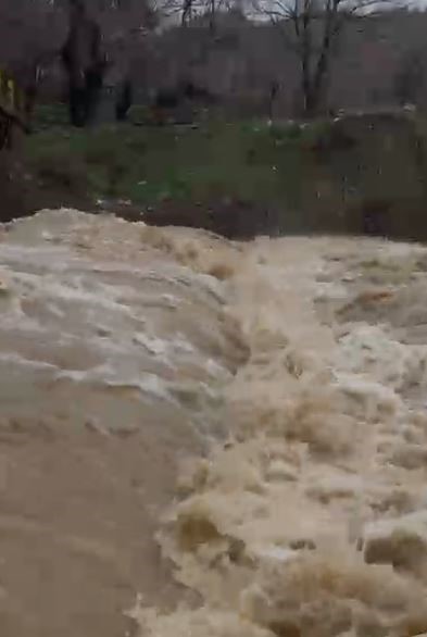 Arıcak’ta kar eridi, dereler coştu
