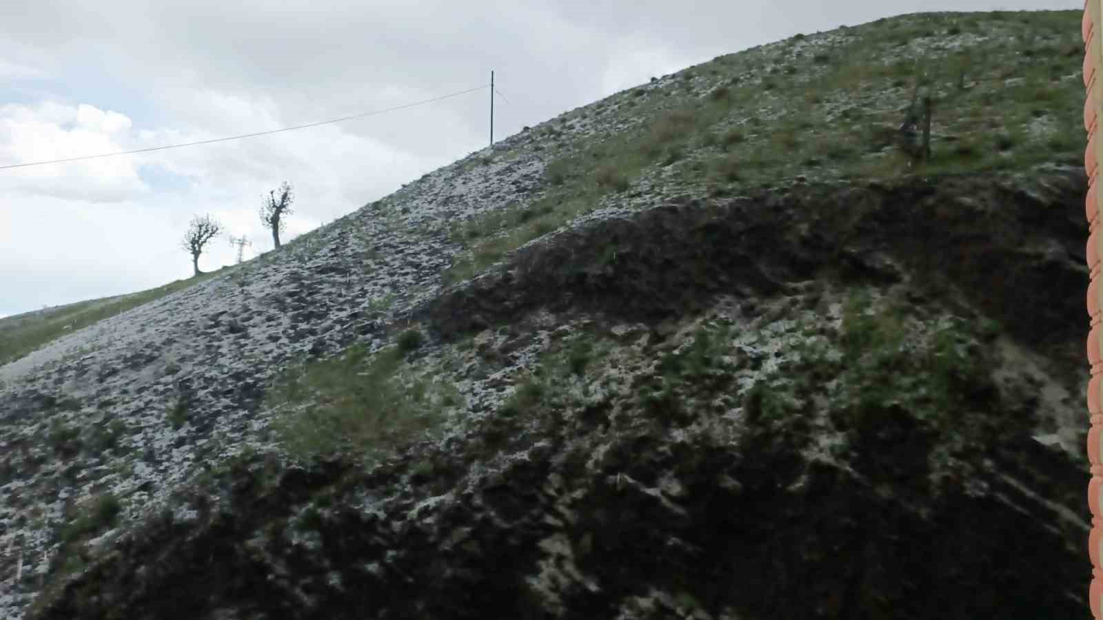 Arıcak’ta sağanak ve dolu etkili oldu
