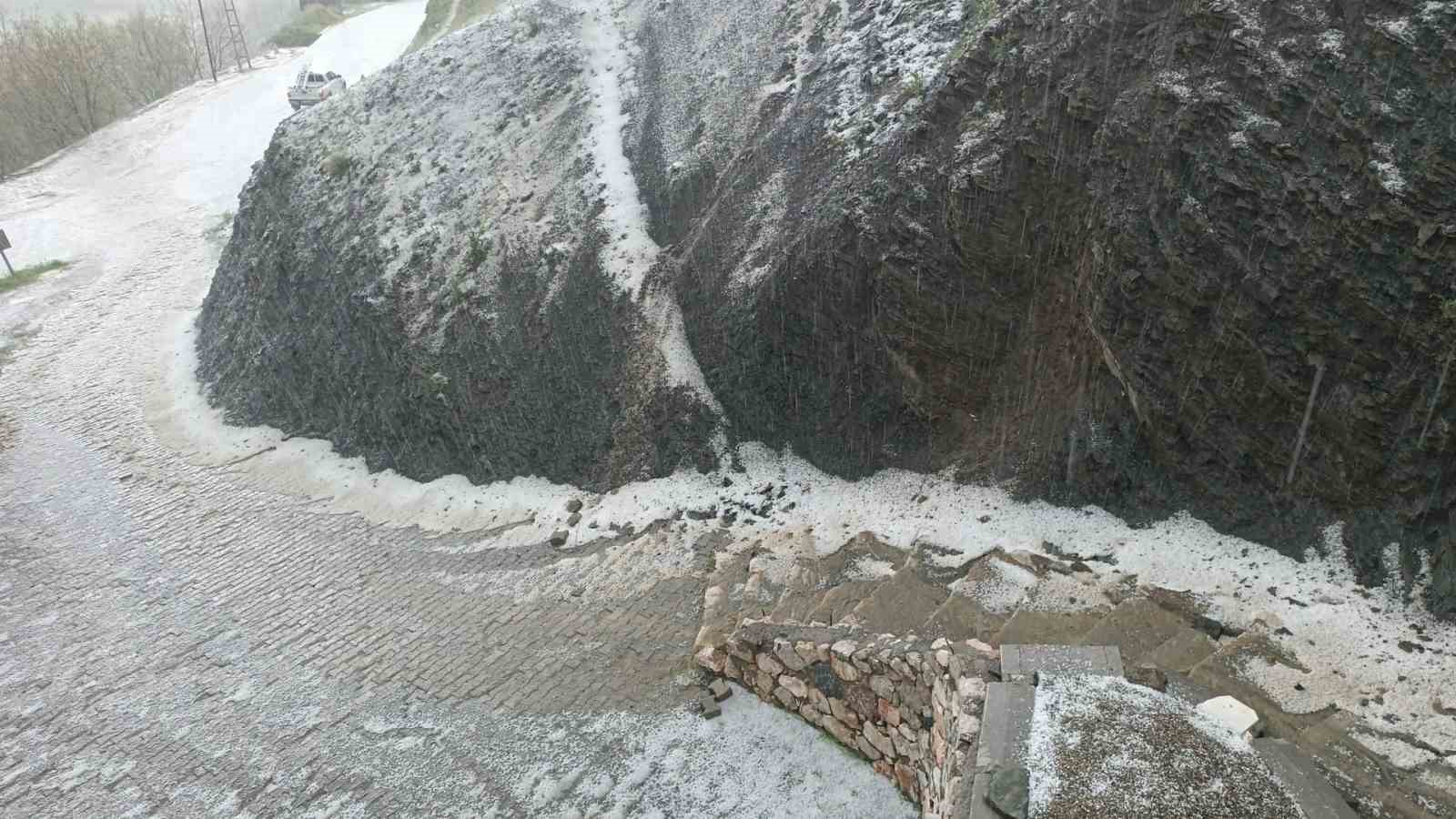 Arıcak’ta sağanak ve dolu etkili oldu
