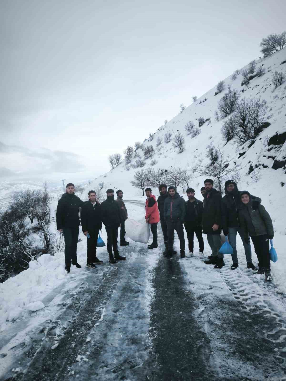 Arıcak’ta yaban hayvanları unutulmadı
