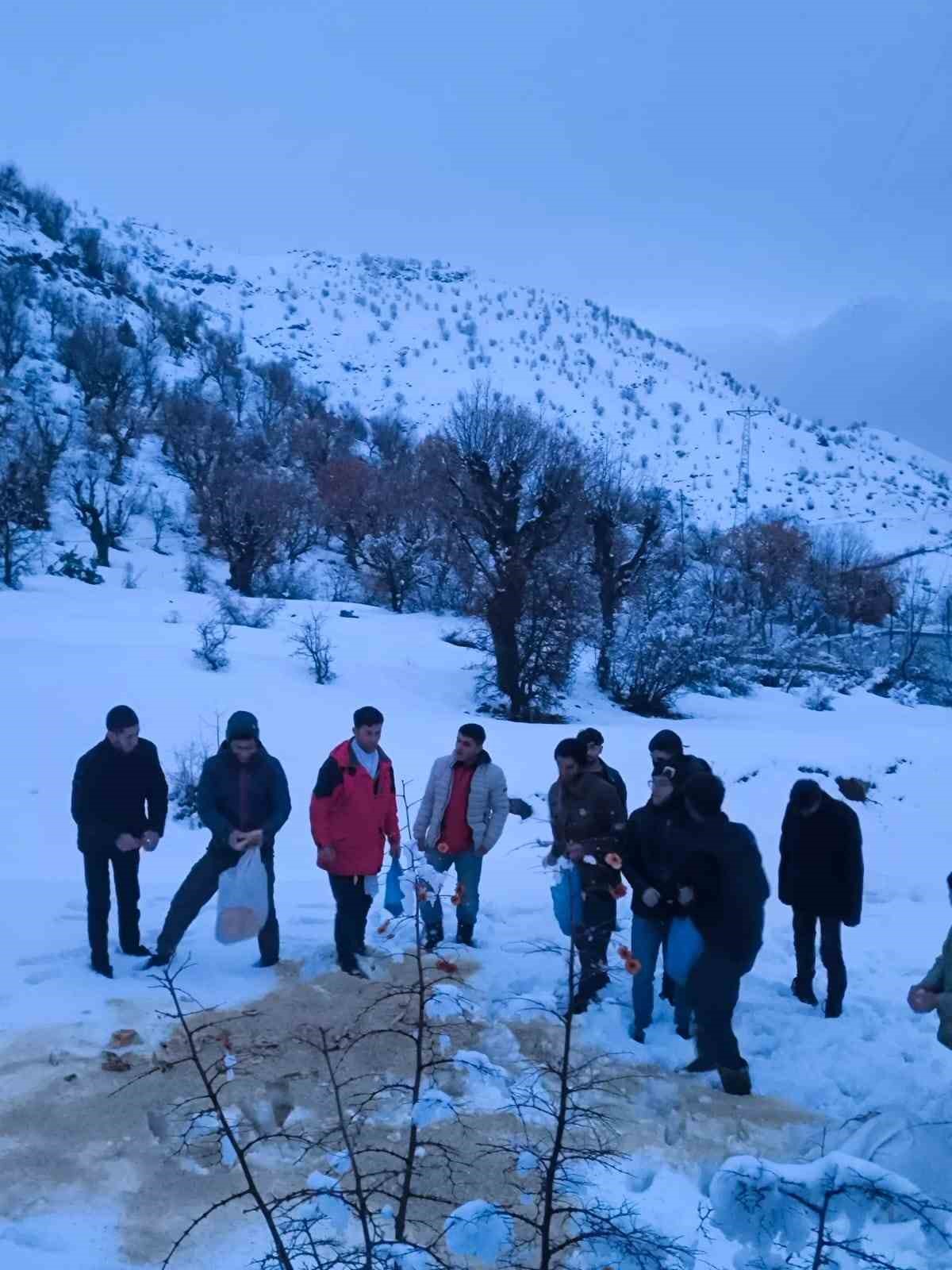 Arıcak’ta yaban hayvanları unutulmadı
