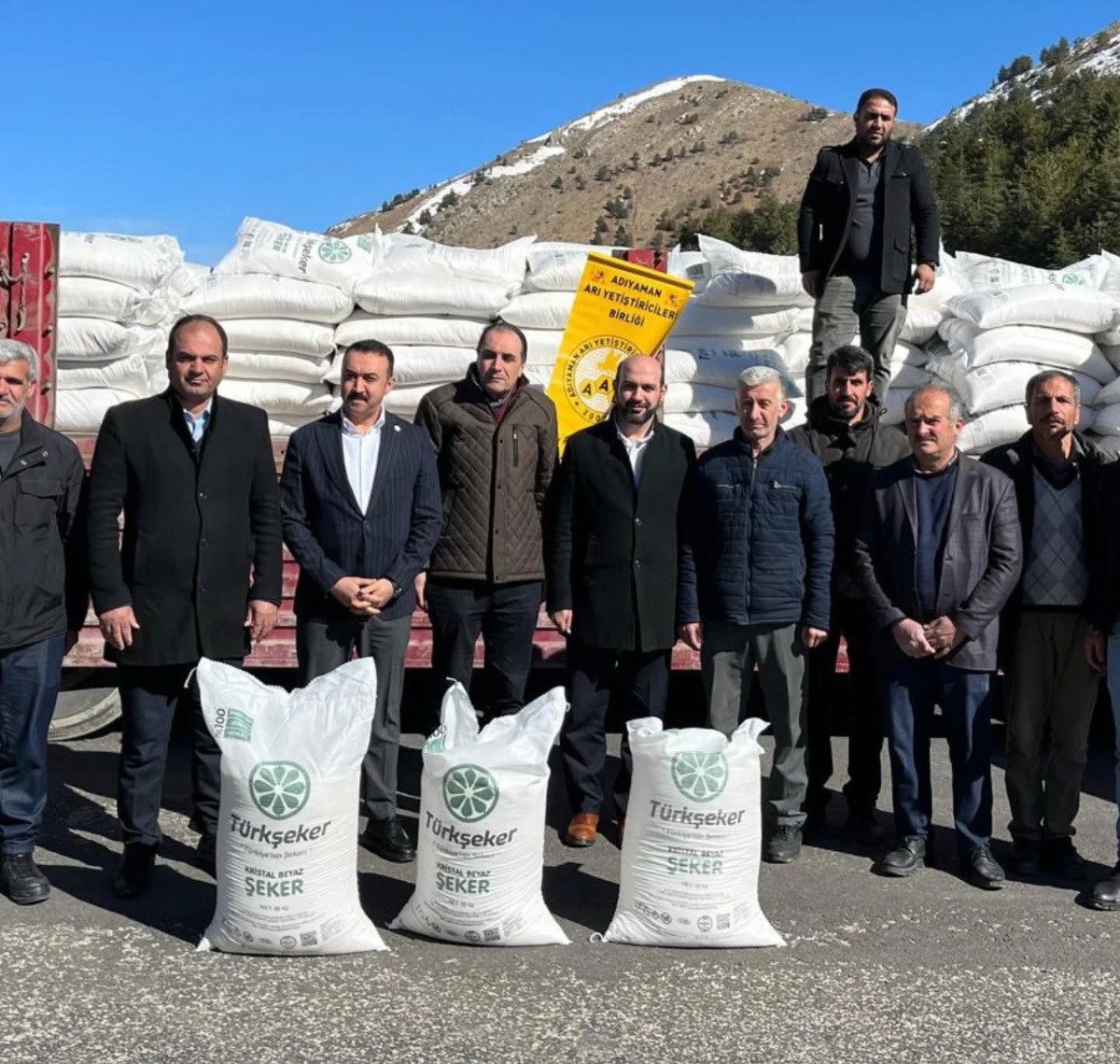 Arıcılara arı besleme şekeri dağıtıldı
