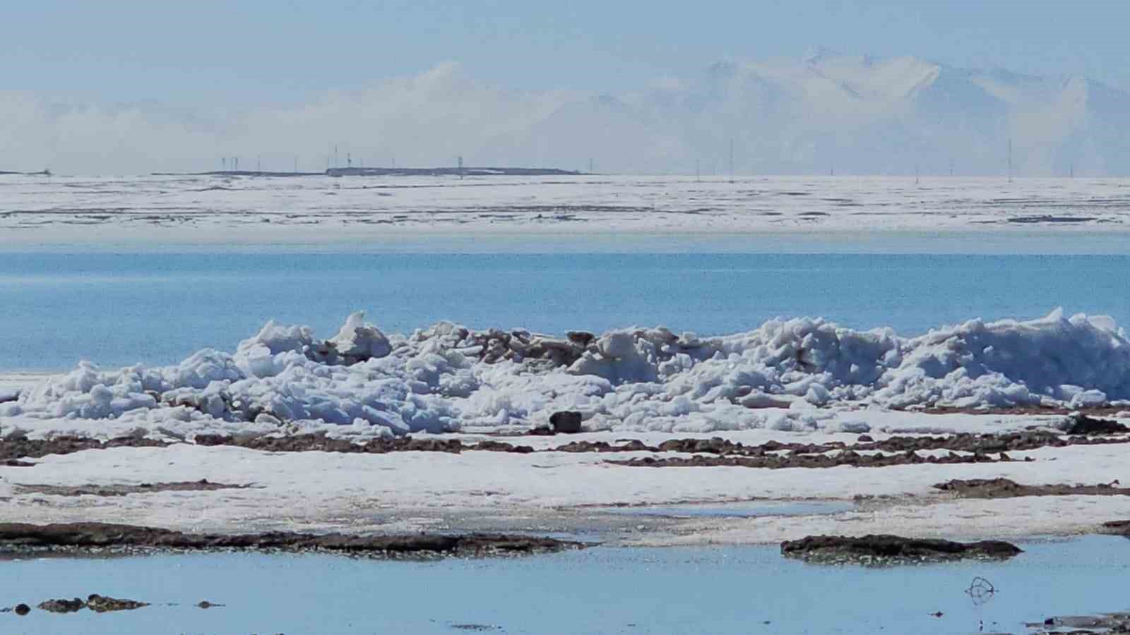 Arin Gölü’nde buz dalgaları: Sahilde metrelerce buz yığını oluştu
