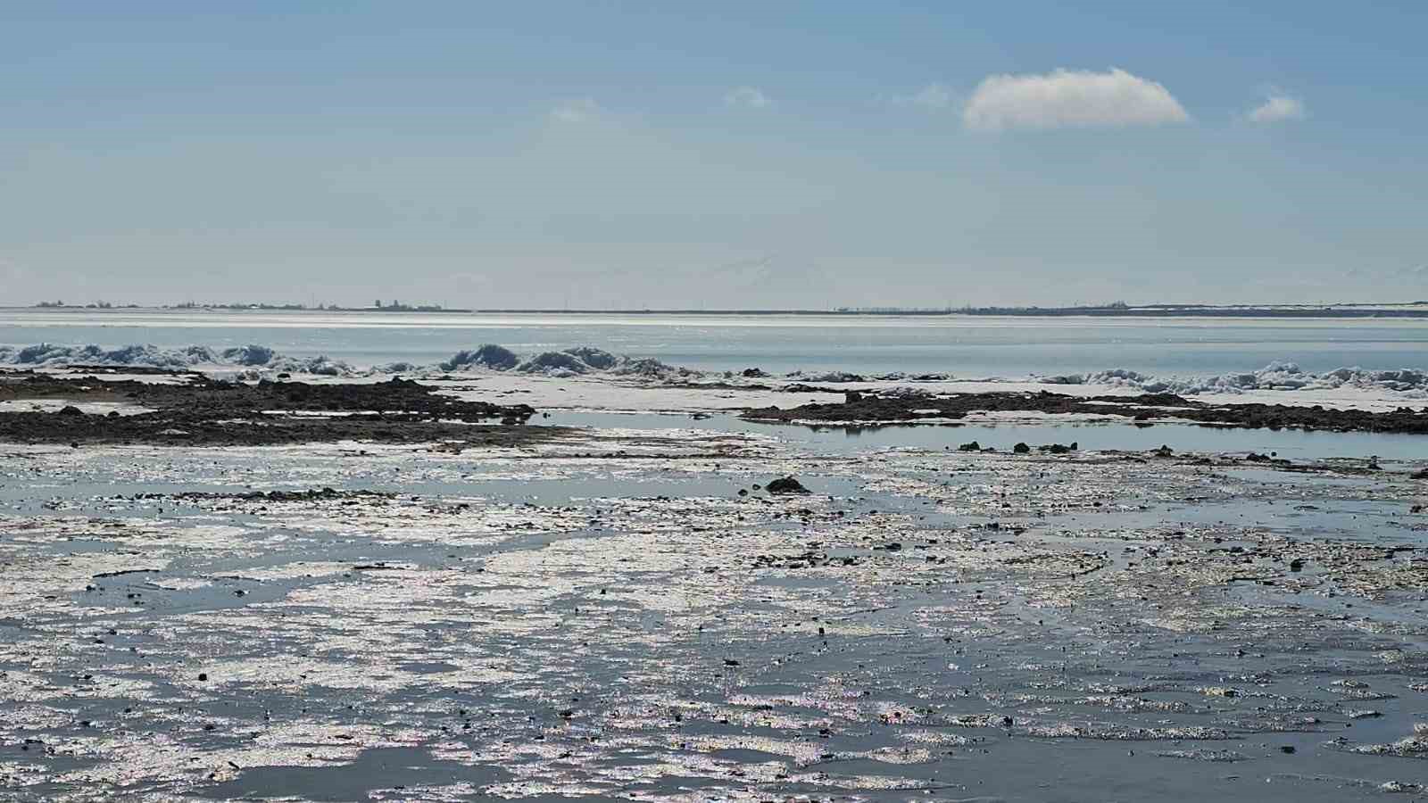 Arin Gölü’nde buz dalgaları: Sahilde metrelerce buz yığını oluştu
