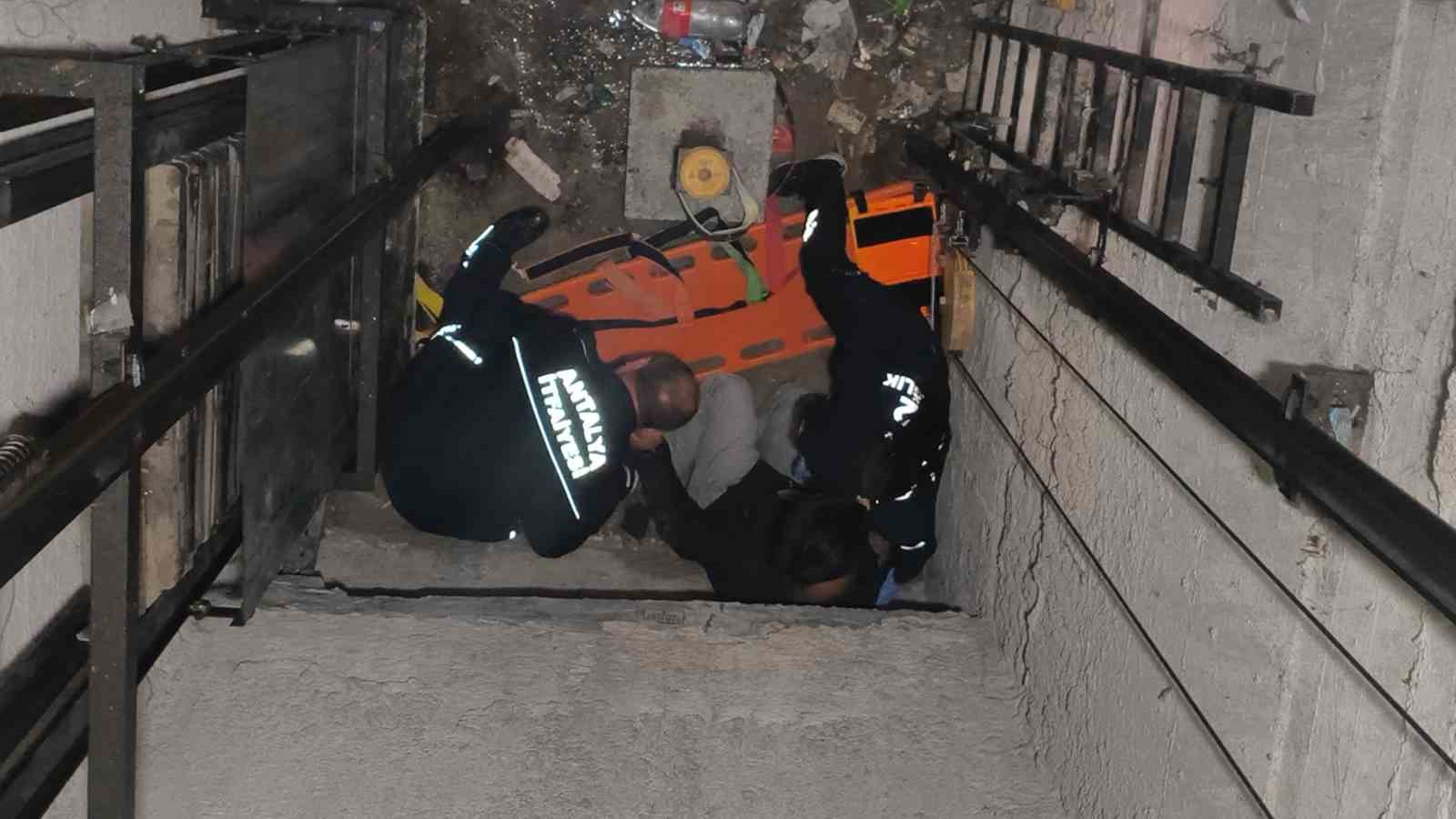 Arızalanan asansörü kontrol etmek isterken asansör boşluğuna düştü
