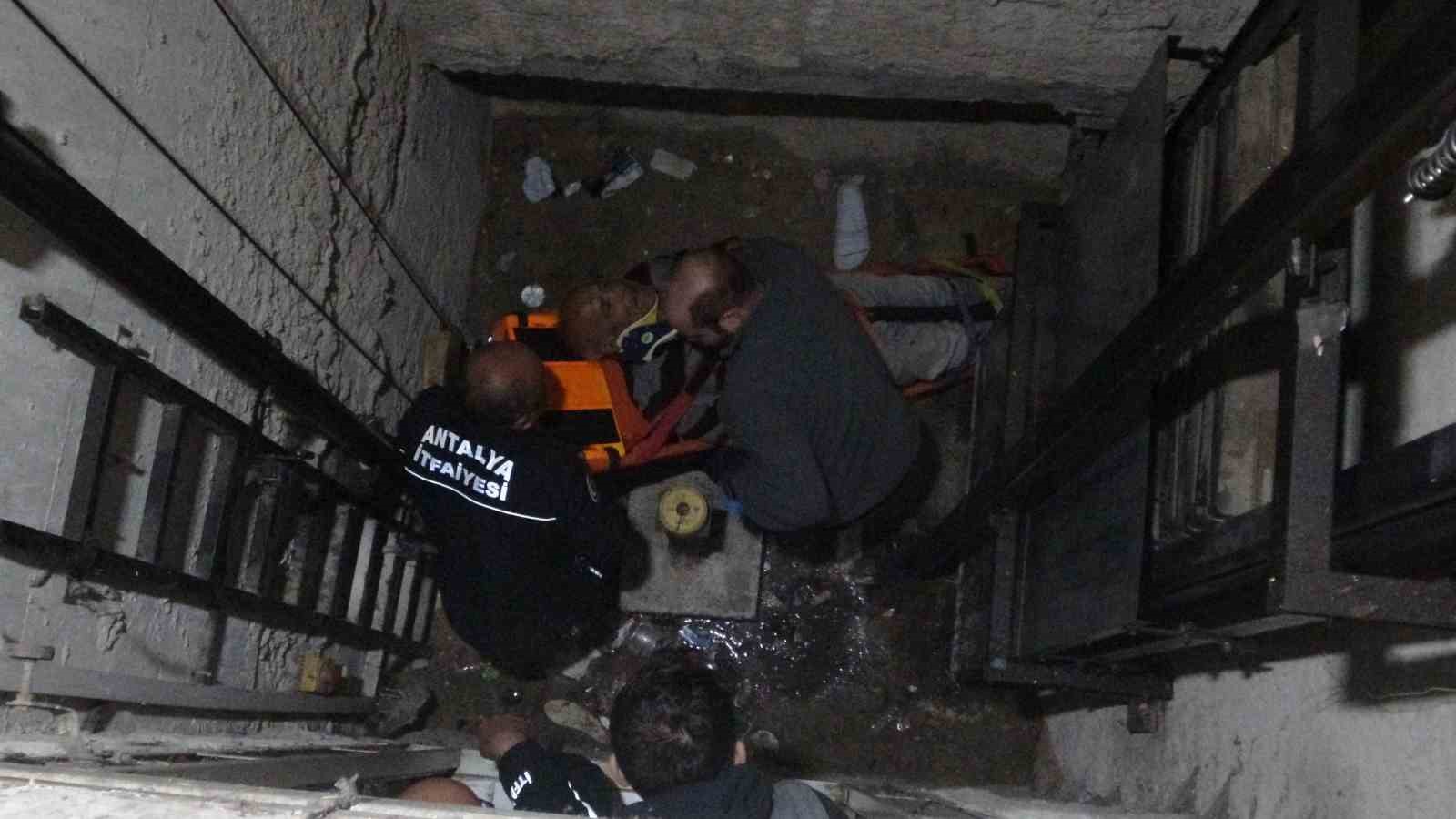 Arızalanan asansörü kontrol etmek isterken asansör boşluğuna düştü
