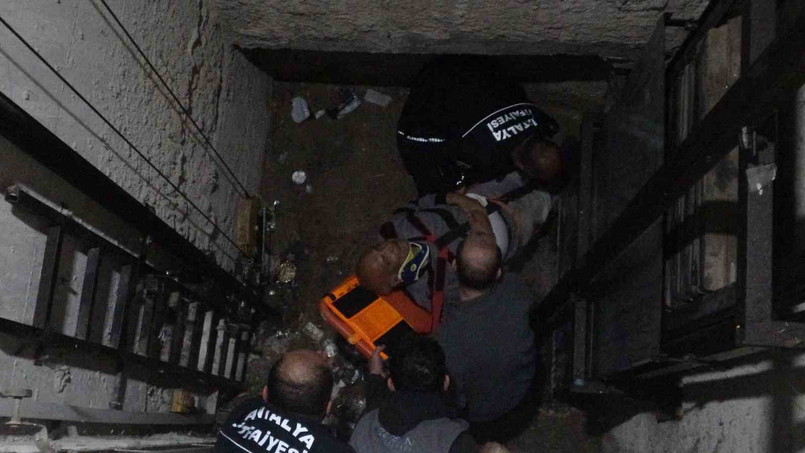Arızalanan asansörü kontrol etmek isterken asansör boşluğuna düştü
