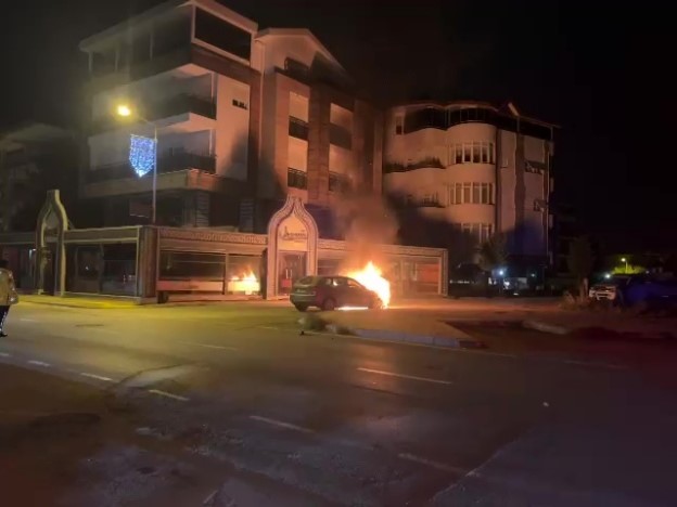 Arızalanan otomobil itilerek çalıştırılmak istenince yandı
