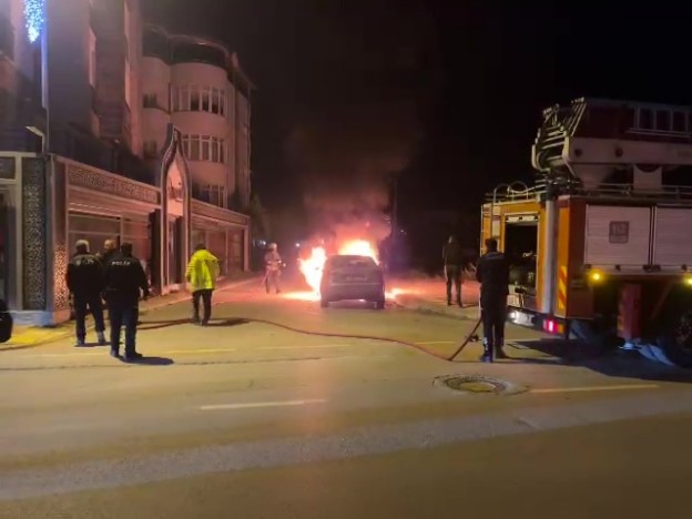 Arızalanan otomobil itilerek çalıştırılmak istenince yandı
