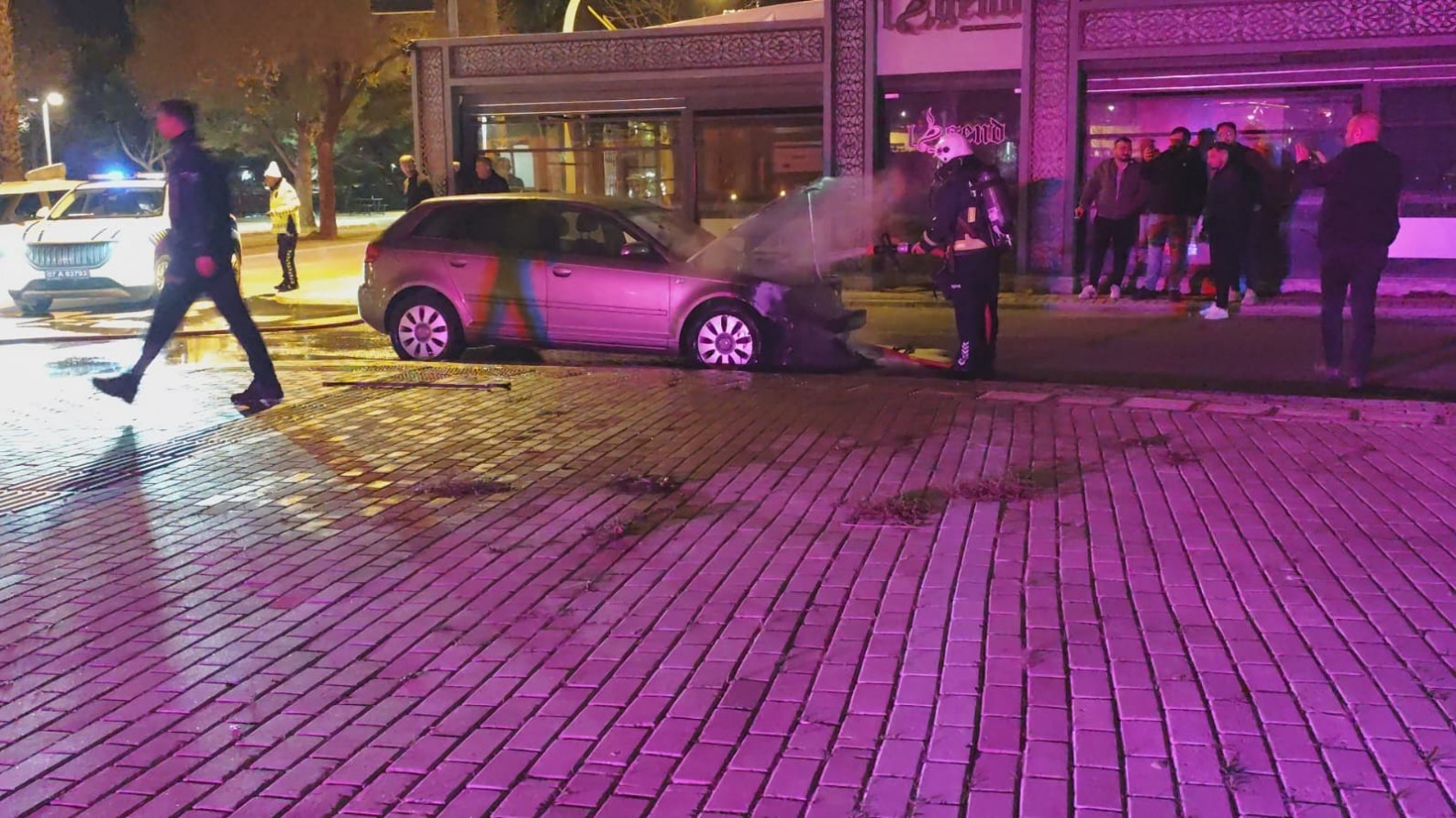 Arızalanan otomobil itilerek çalıştırılmak istenince yandı
