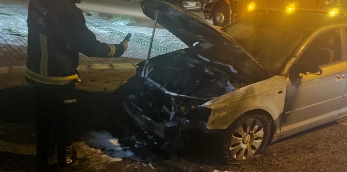 Arızalanan otomobil itilerek çalıştırılmak istenince yandı
