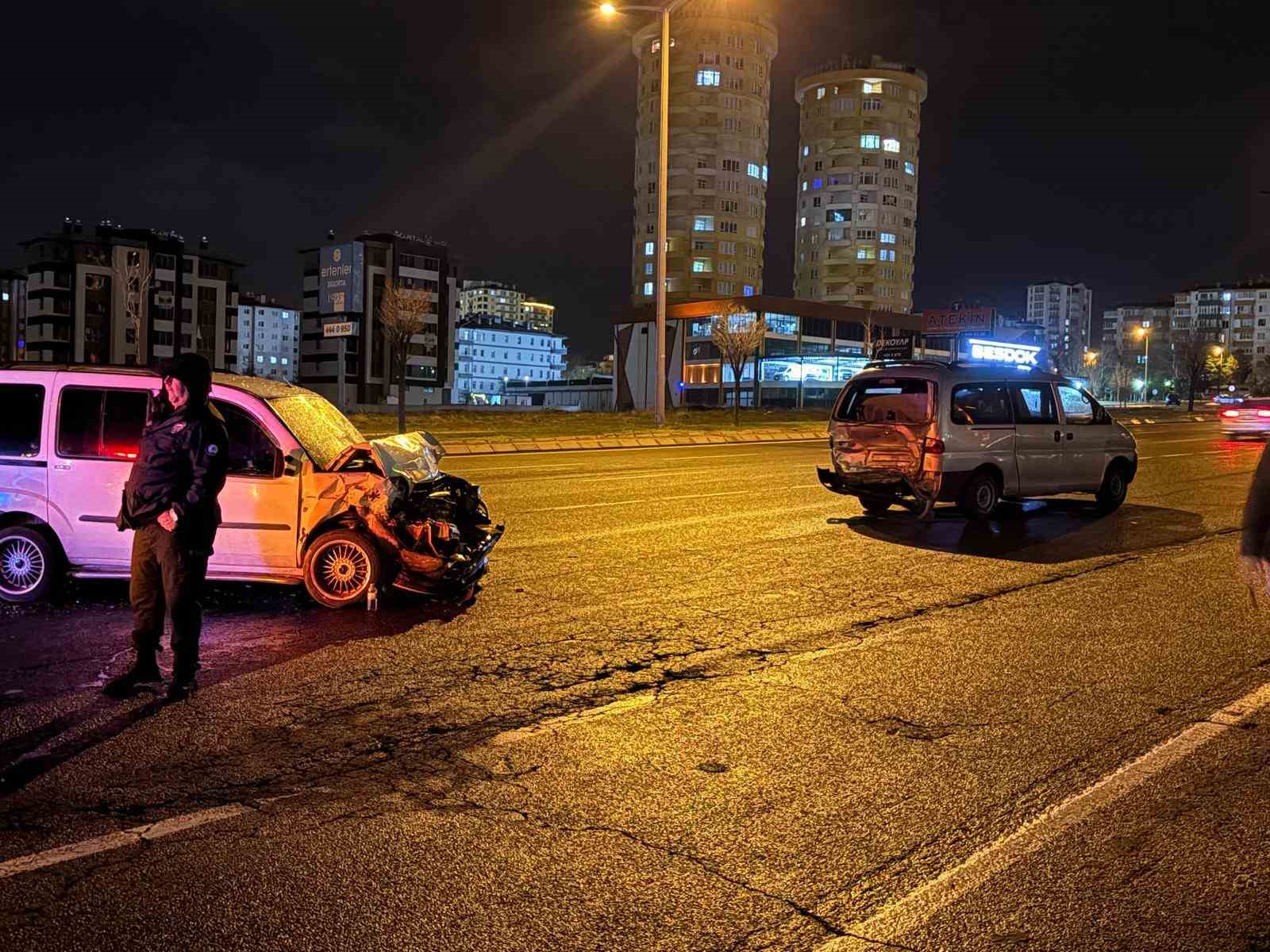 Arızalı minibüse çarpan araçta 7 aylık bebek dahil 6 yaralı
