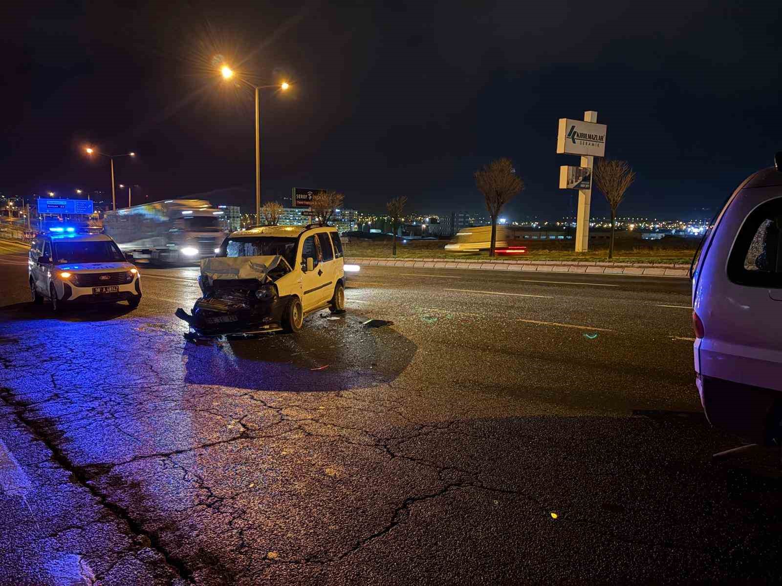 Arızalı minibüse çarpan araçta 7 aylık bebek dahil 6 yaralı
