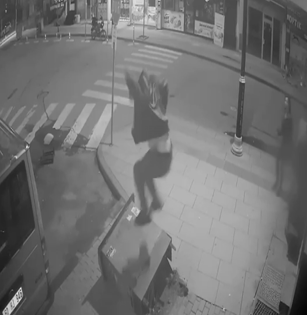 Arkadaşına sinirlendi, hırsını elektrik panosuna saldırarak aldı
