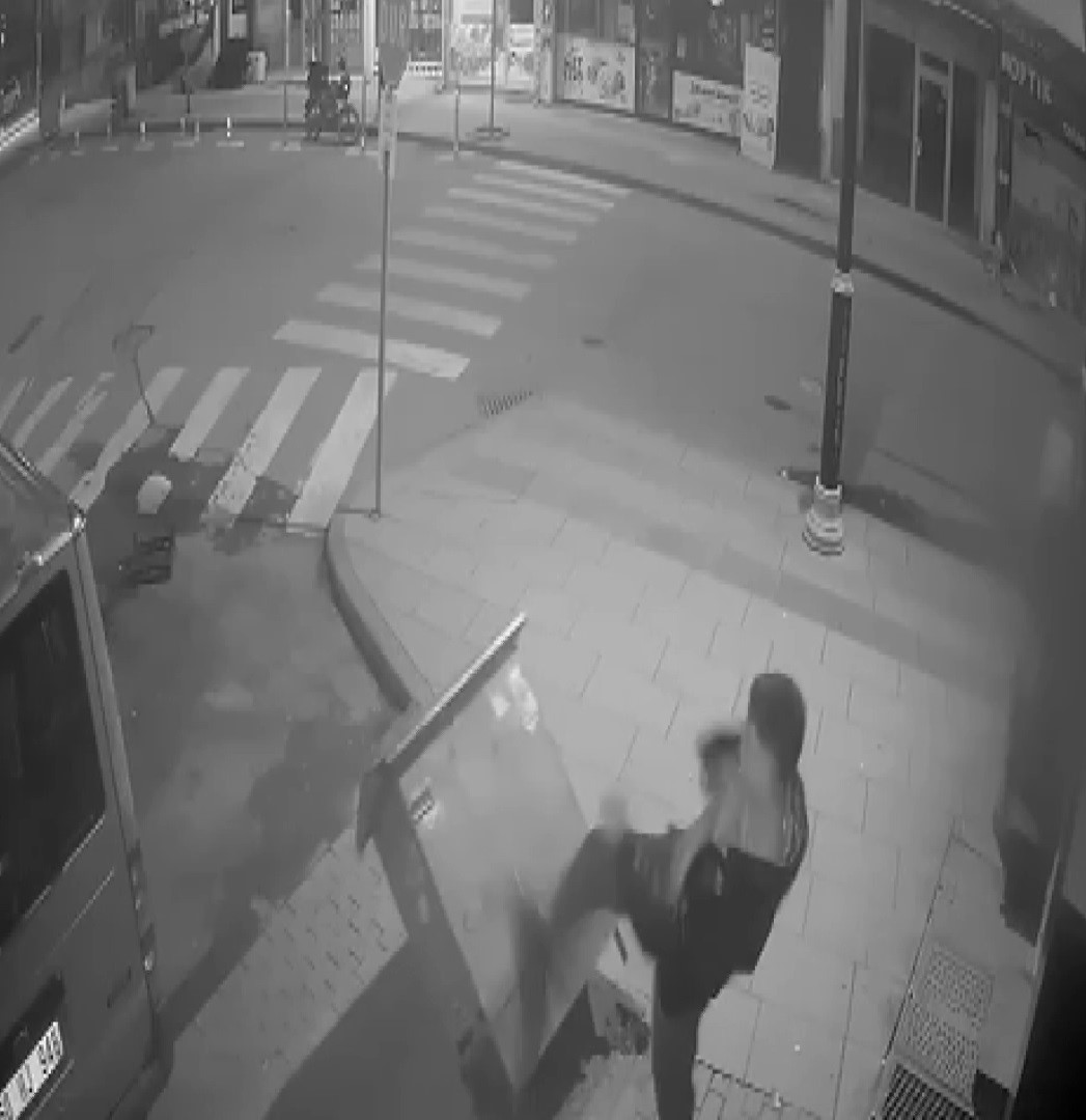 Arkadaşına sinirlendi, hırsını elektrik panosuna saldırarak aldı
