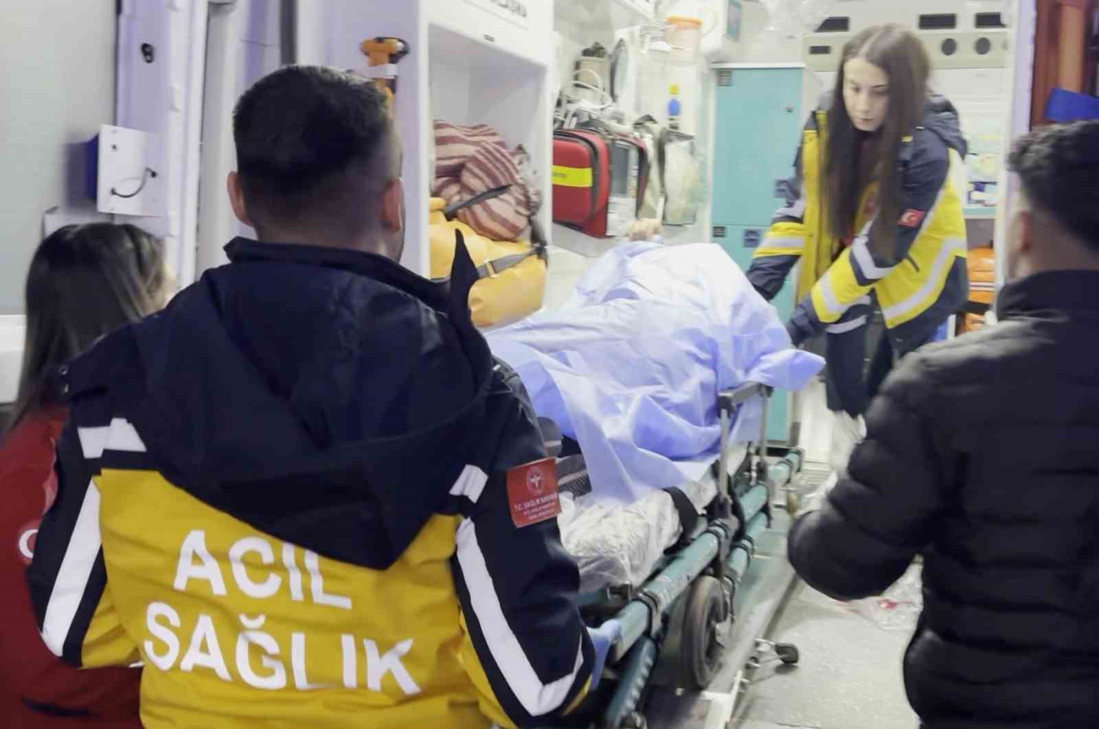 Arkadaşını bıçakla ağır yaraladı, biri hastaneye diğeri cezaevine gitti
