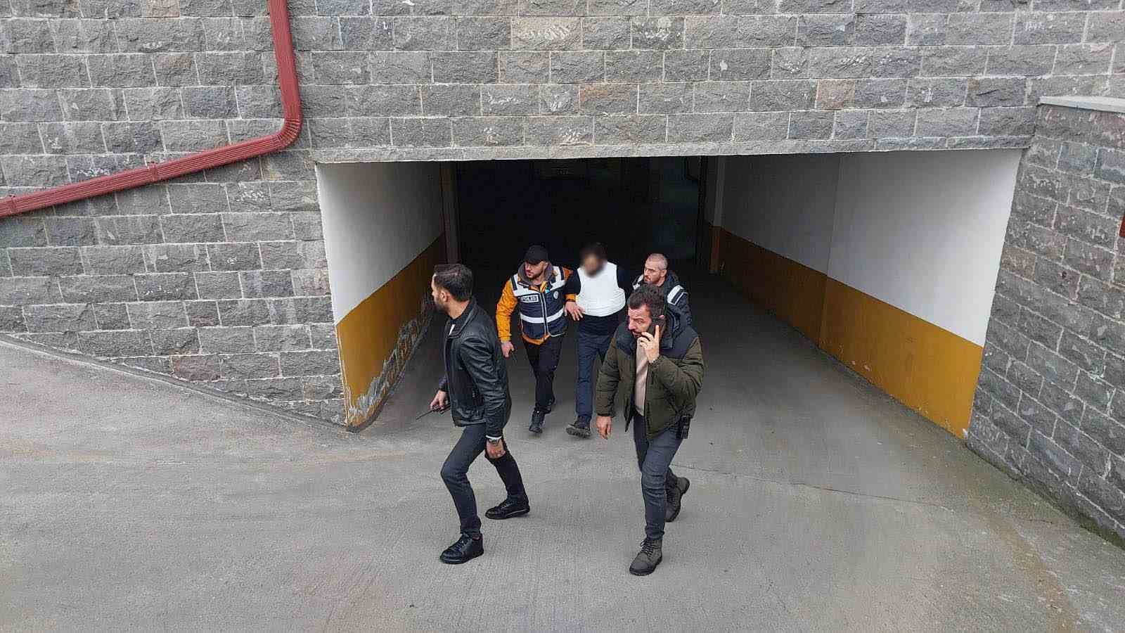 Arkadaşını bıçaklayarak öldüren zanlı emniyetteki sorgusunun ardından adliyeye sevk edildi
Arkadaşını bıçaklayarak öldüren zanlı emniyetteki sorgusunun ardından adliyeye sevk edildi