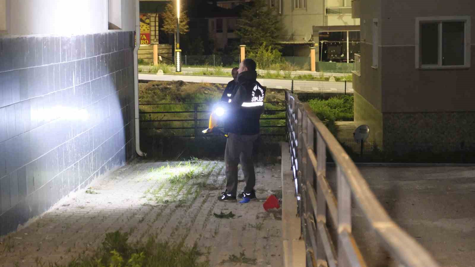 Arkadaşının evinde pencereden düşen üniversiteli kız ağır yaralandı
