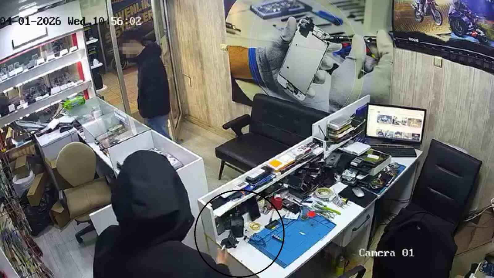 Arkadaşının ‘kamera var’ demesine aldırış etmeyen hırsız telefonu çaldı
