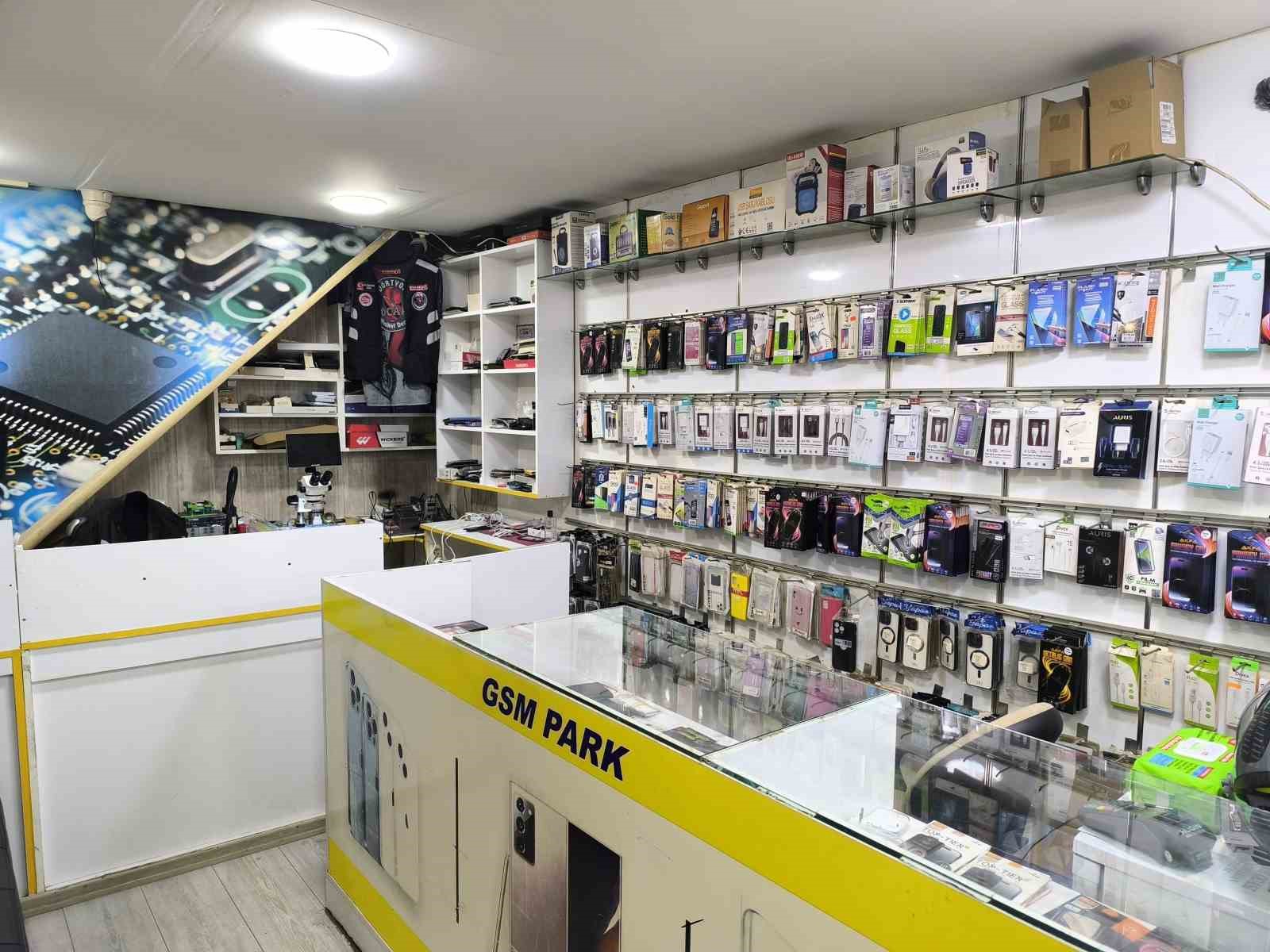 Arkadaşının ‘kamera var’ demesine aldırış etmeyen hırsız telefonu çaldı
