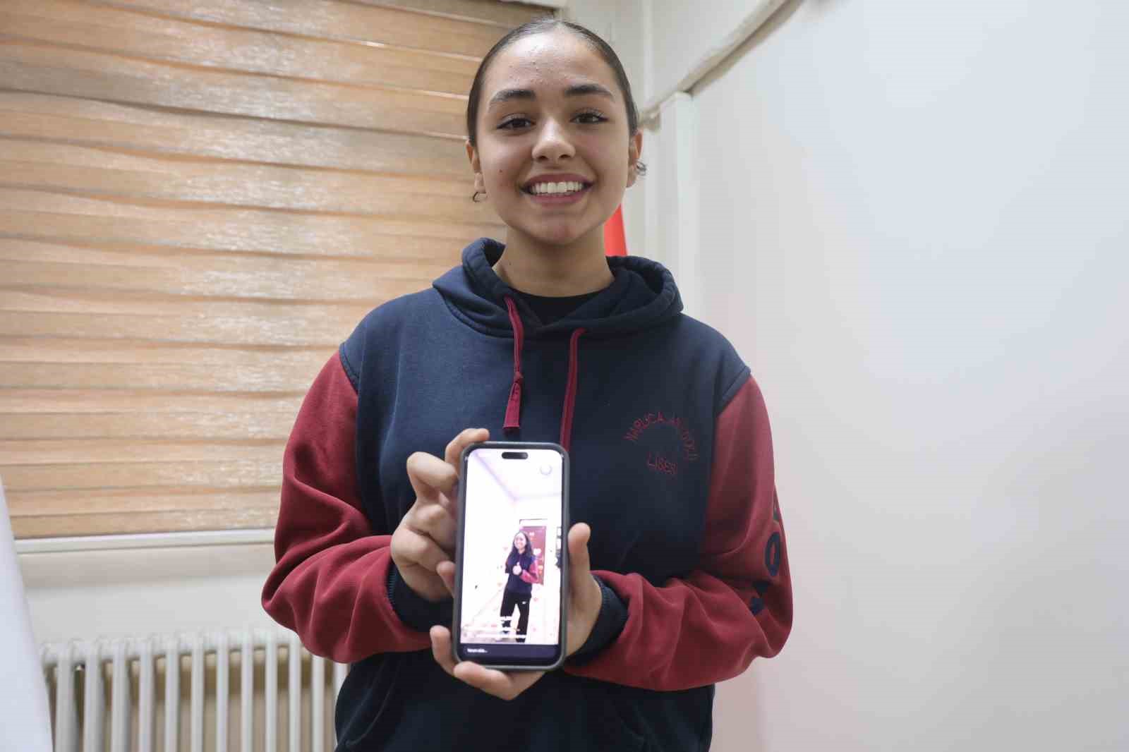 Arkadaşlarının top olarak oynadığı boş pet şişeyi çöpe atan kız öğrenci çevre duyarlılığıyla taktir topladı
