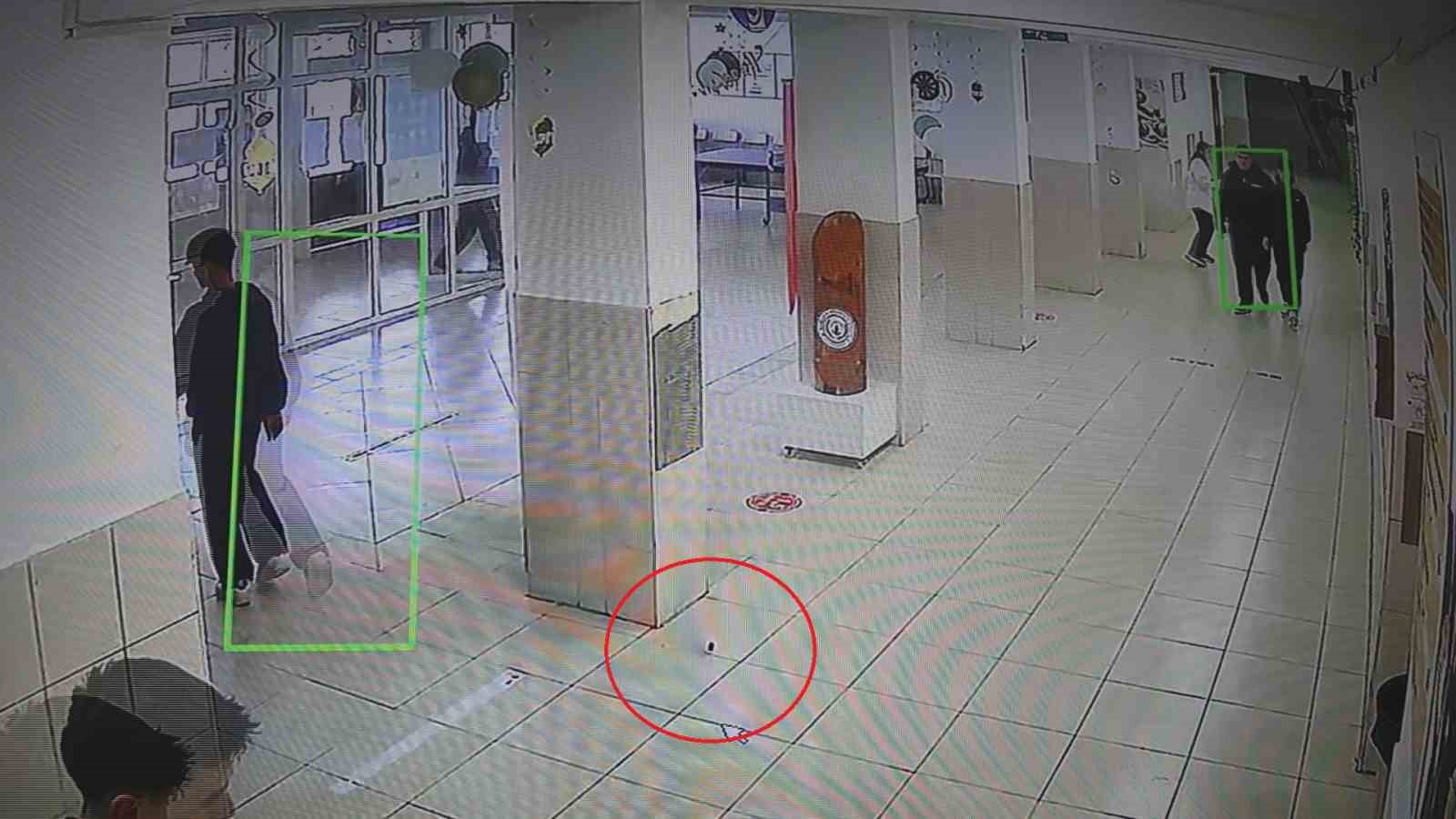 Arkadaşlarının top olarak oynadığı boş pet şişeyi çöpe atan kız öğrenci çevre duyarlılığıyla taktir topladı
