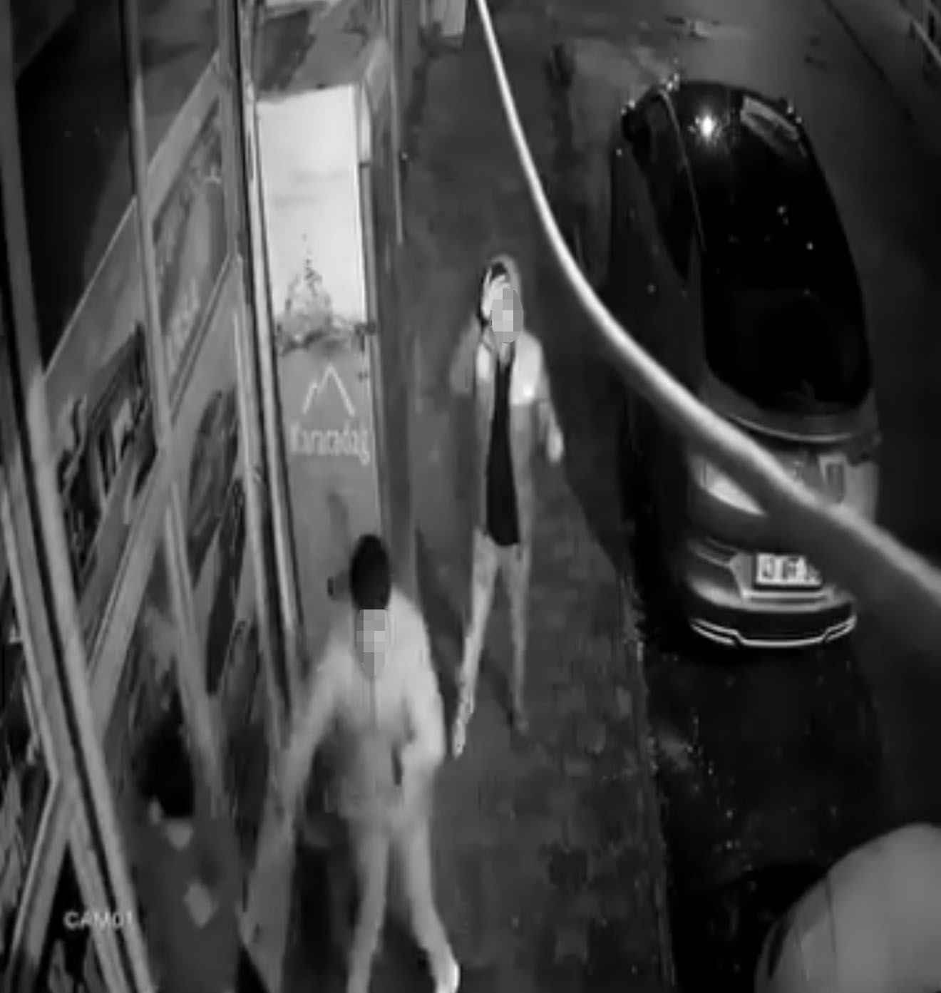 Arkadaşlarıyla şakalaşırken çarptığı camın kırılması ile iş yerinin içine düştü
