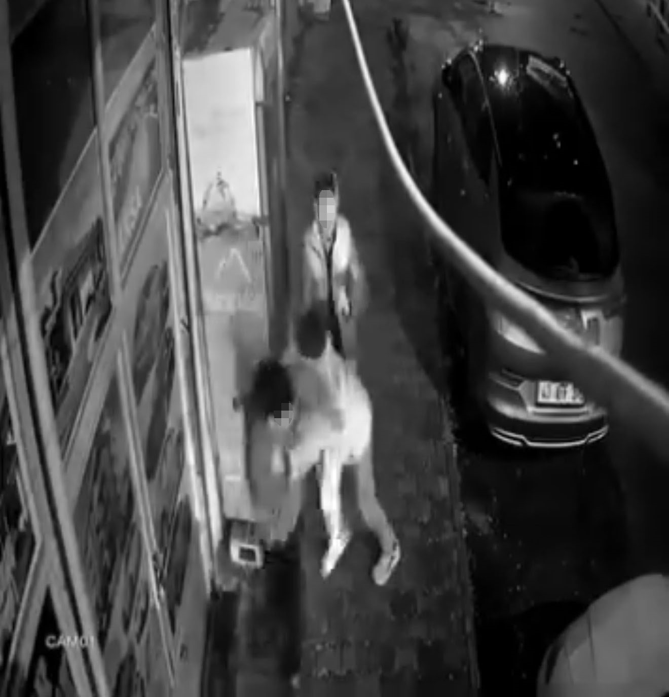 Arkadaşlarıyla şakalaşırken çarptığı camın kırılması ile iş yerinin içine düştü
