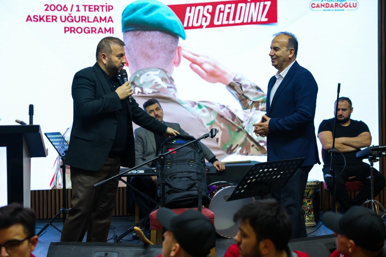 Arnavutköy Belediyesi’nden askere gidecek gençlere kınalı uğurlama
