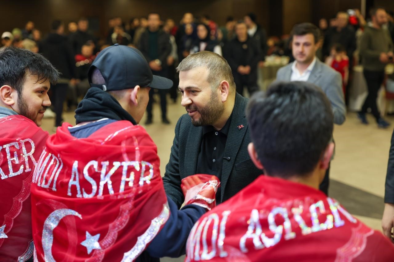 Arnavutköy Belediyesi’nden askere gidecek gençlere kınalı uğurlama
