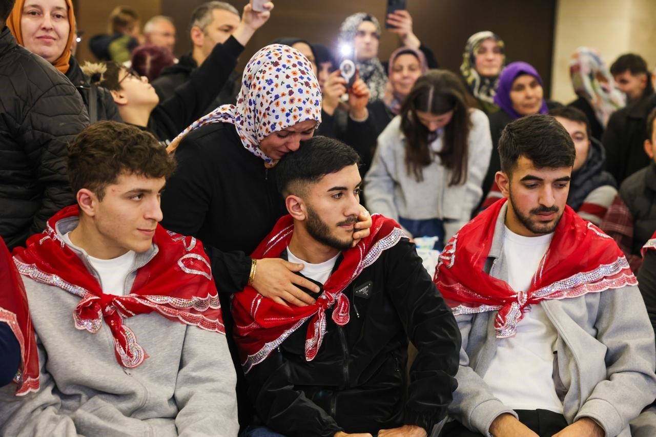 Arnavutköy Belediyesi’nden askere gidecek gençlere kınalı uğurlama
