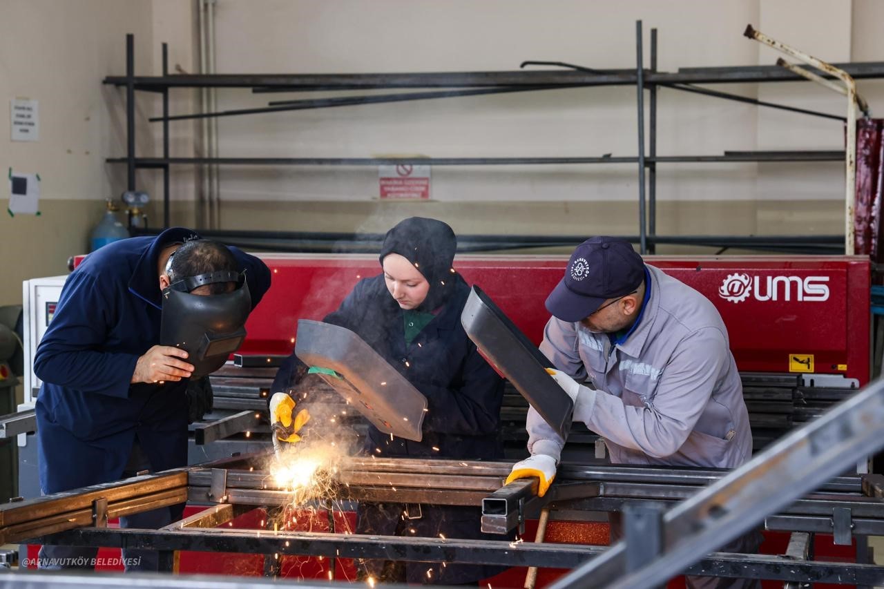 Arnavutköy Belediyesinin kamelyaları meslek liselerinde üretiliyor
