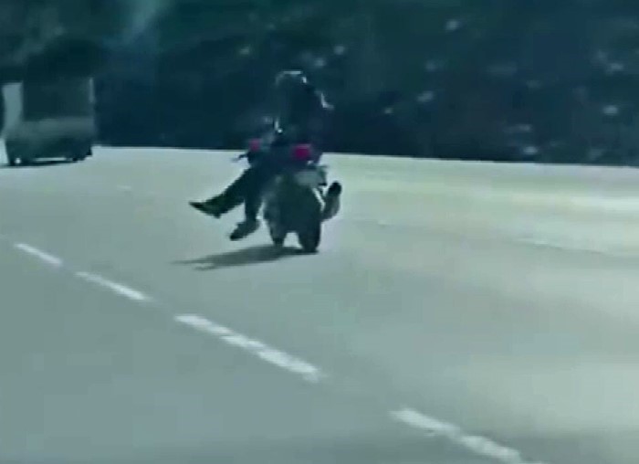 Arnavutköy-Sultangazi yolunda tehlikeli motosiklet yolculuğu
