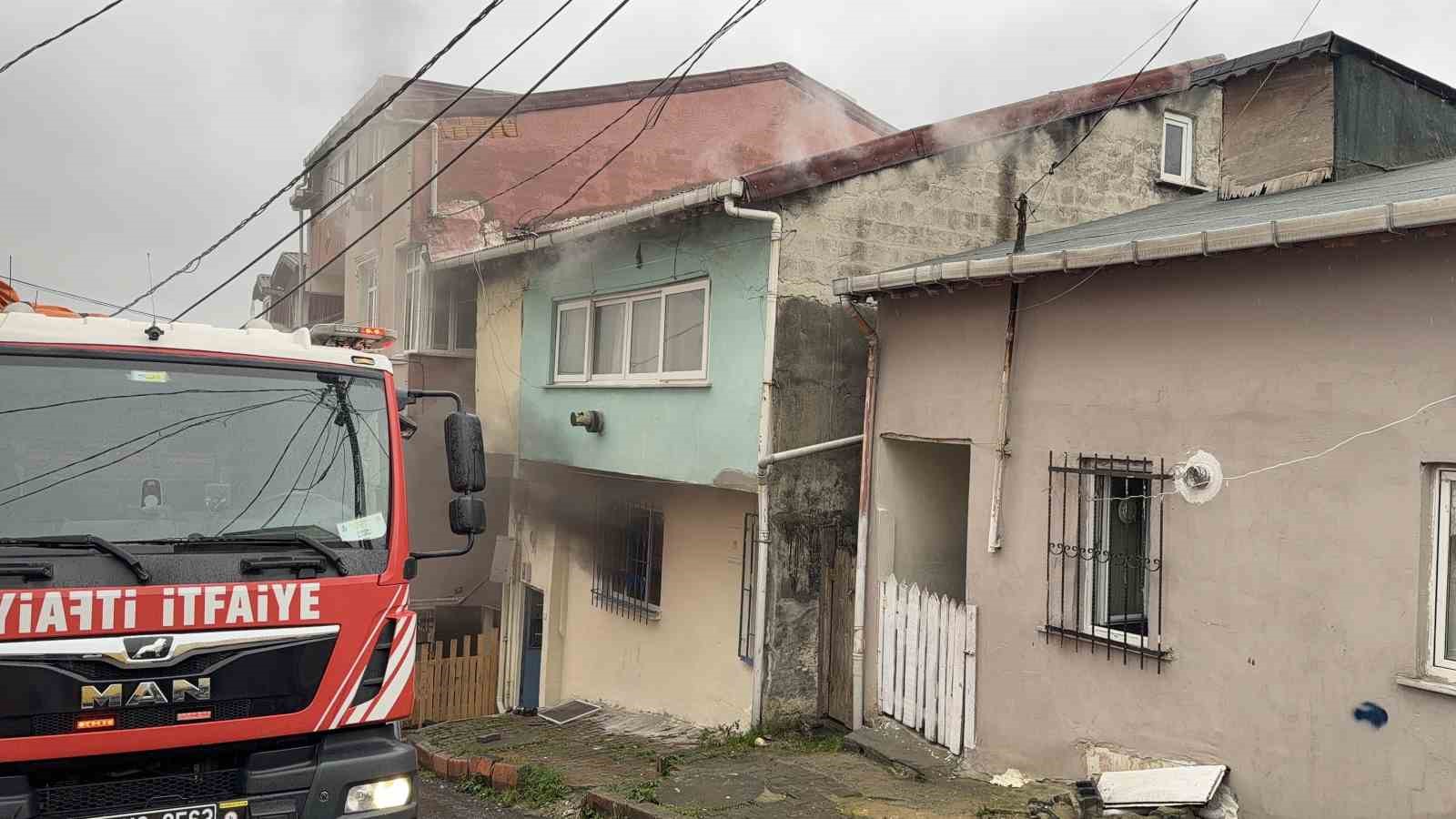 Arnavutköy’de 2 katlı evde korkutan yangın: 2 kişi dumandan etkilendi
