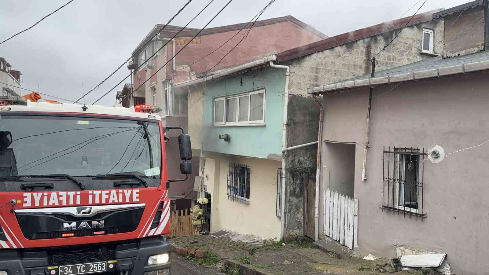 Arnavutköy’de 2 katlı evde korkutan yangın: 2 kişi dumandan etkilendi
