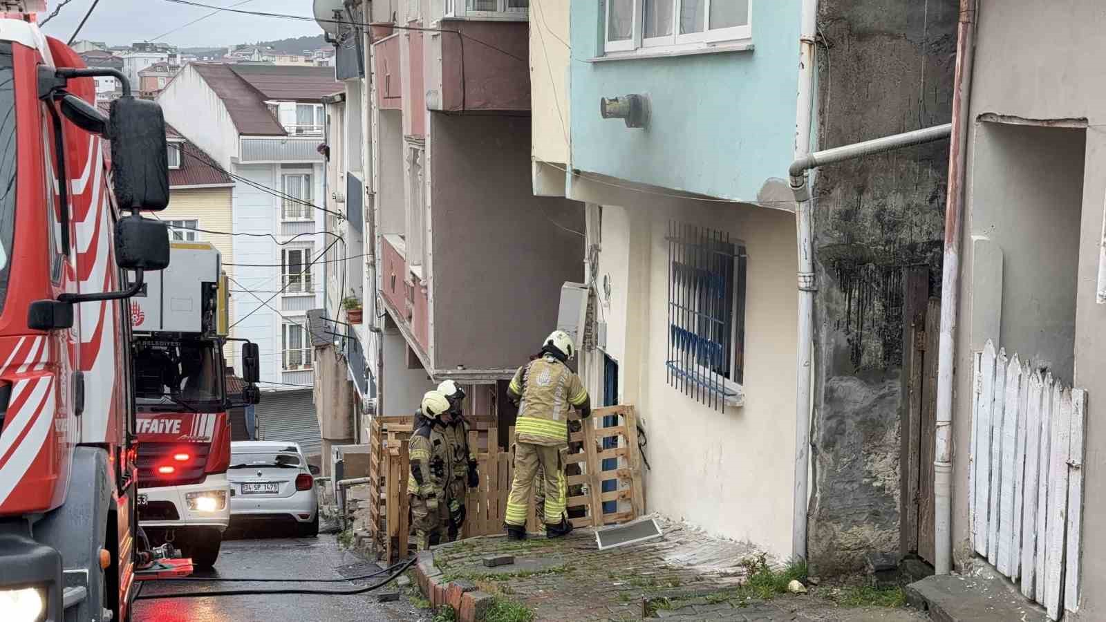 Arnavutköy’de 2 katlı evde korkutan yangın: 2 kişi dumandan etkilendi
