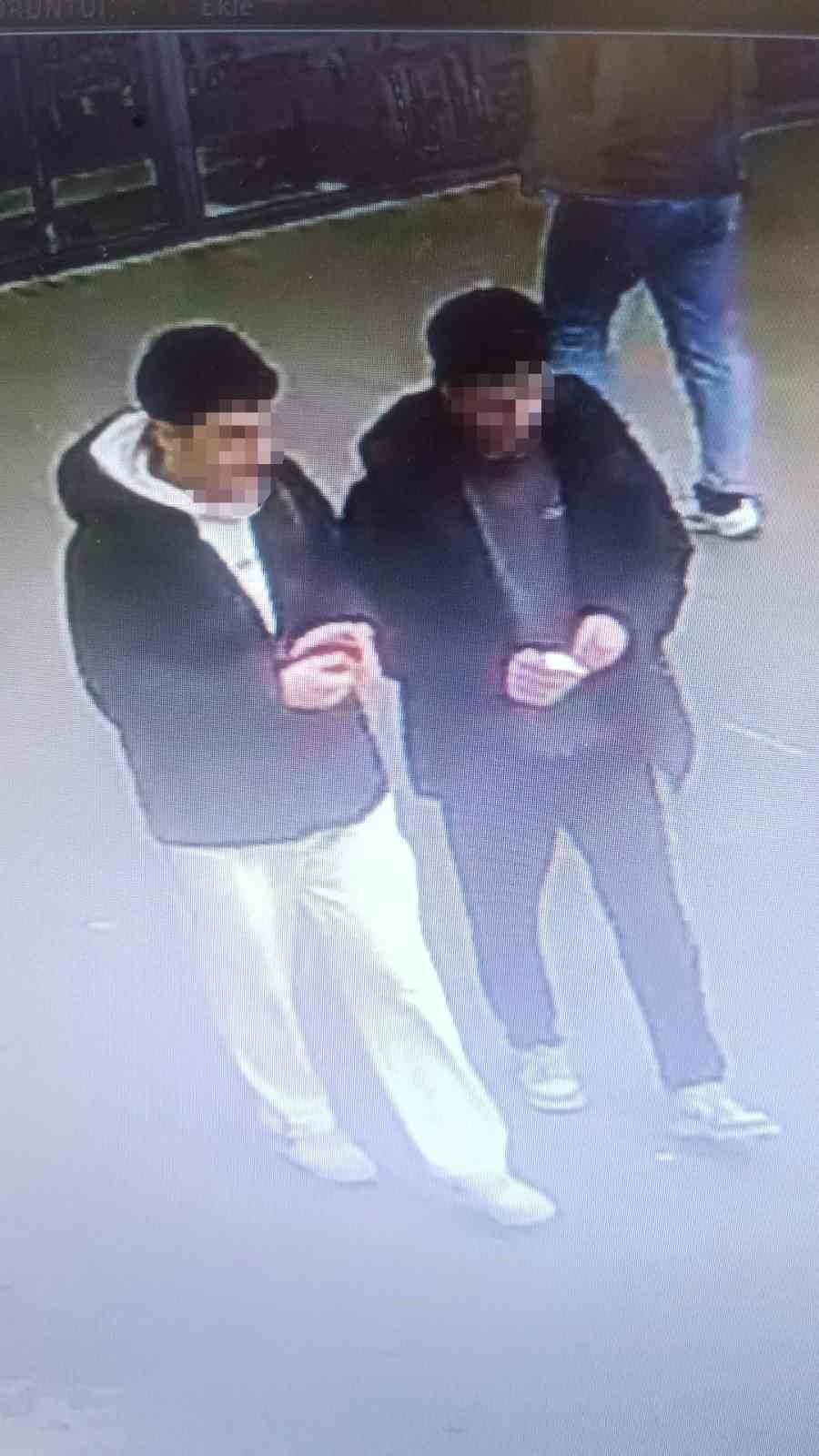 Arnavutköy’de AVM’de parfüm hırsızlığı kamerada
