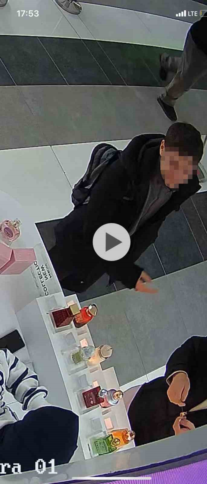 Arnavutköy’de AVM’de parfüm hırsızlığı kamerada
